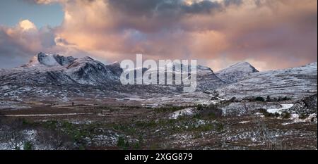 Sonnenaufgang über den Bergen von Assynt im Winter, Ben Mor Coigach, Beinn Tarsuinn, Sgurr an Fhidhleir, Beinn an Eoin und Sgorr Tuath mit Lochan Tuath b Stockfoto