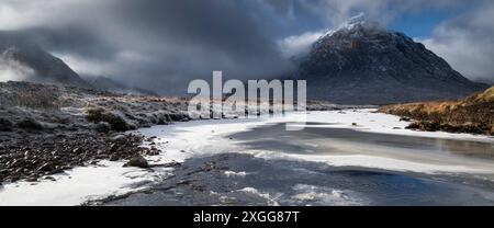 Fluss Etive im Winter mit Blick in Glen Etive und unterstützt von Stob Dearg (Buachaille Etive Mor), Rannoch Moor, Argyll und Bute, schottischen Highlands, Schotten Stockfoto