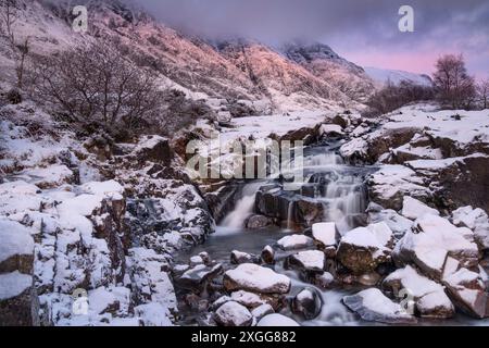 Letztes Licht auf den Clachaig Falls, begleitet von Aonach Eagach und Meal Dearg im Winter, Glencoe, Scottish Highlands, Schottland, Vereinigtes Königreich, Europa Stockfoto