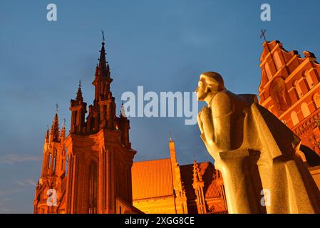 Adam-Mickiewicz-Denkmal in der Nähe der Kirche St. Anne und der Kirche St. Franziskus und St. Bernhard, UNESCO-Weltkulturerbe, Vilnius, Litauen, Europ Stockfoto