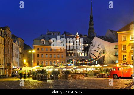 Terrassen des Cafés auf dem Domplatz bei Nacht, Altstadt, UNESCO-Weltkulturerbe, Riga, Lettland, Baltikum, Europa Stockfoto