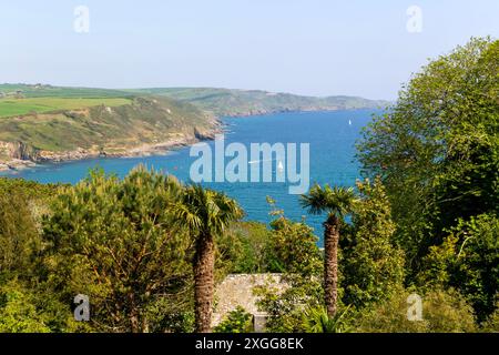 Blick auf die Küste mit Blick nach Osten in Richtung Prawle Point von Sharpitor, Salcombe, South Devon, England, Vereinigtes Königreich, Europa Stockfoto