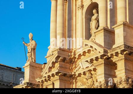 Fassade der Kathedrale von Syrakus, Ortygia, UNESCO-Weltkulturerbe, Syrakus, Sizilien, Italien, Mittelmeer, Europa Stockfoto