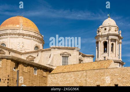 Die Catedral de la Santa Cruz (Kathedrale des Heiligen Kreuzes) entlang der Bucht von San Sebastian, Altstadt, Cadiz, Andalusien, Spanien, Europa Stockfoto