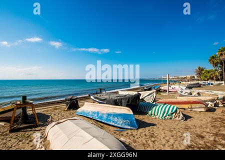 Fischerboote am Strand Playa de la Cala, Estepona, Malaga, Costa del Sol, Andalusien, Spanien, Europa Stockfoto