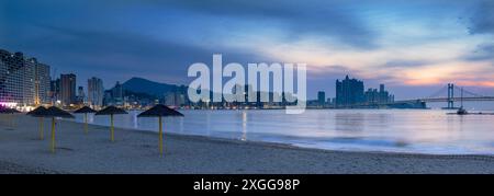 Gwangalli Beach und Gwangan Bridge at Dawn, Busan, Südkorea, Asien Stockfoto