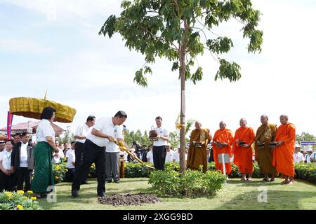 (240709) -- TAKEO, 9. Juli 2024 (Xinhua) -- kambodschanischer Premierminister Hun Manet (2. L, Front) pflanzt einen Baum in der Provinz Takeo, Kambodscha, 9. Juli 2024. Der kambodschanische König Norodom Sihamoni rief am Dienstag alle Menschen auf, Bäume zu Pflanzen, um Kambodscha in ein grünes Königreich zu verwandeln. Der Monarch machte den Appell in einer Rede anlässlich des 29. Nationalen Arbor Day im Dorf Khnar des Bezirks Tram Kak mit Tausenden von Teilnehmern. Bei der Veranstaltung wurden rund 3.000 luxuriöse Baumkeimlinge auf dem drei Hektar großen Grundstück einer Baumpflanzstation gepflanzt. UM ZU SAGEN: "King drängt die Öffentlichkeit Stockfoto