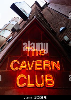 Flacher Blick auf das leuchtende Neonschild für den Cavern Club in der Mathew Street, dem Geburtsort der Beatles, in Liverpool, Merseyside, Großbritannien Stockfoto