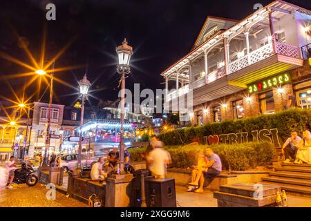 Tiflis, Georgien - 17. JUNI 2024: Straßenblick und traditionelle Architektur in der Altstadt von Tiflis, Georgien. Stockfoto