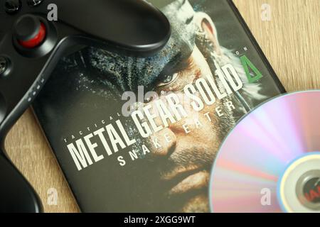 KIEW, UKRAINE - 26. JUNI 2024 Metal Gear Solid Delta Snake Eater PS5-Videospiel-Disc-Box für Konsolenspiele. Beliebte Videospiel-Disc aus nächster Nähe Stockfoto