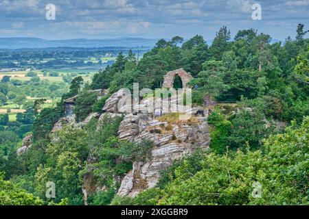 Der Grotto Arch auf dem Grotto Hill vom St. Francis Aussichtspunkt in Hawkstone Follies, Hawkstone Park, Weston-under-Redcastle, Shrewsbury, Shropshire Stockfoto