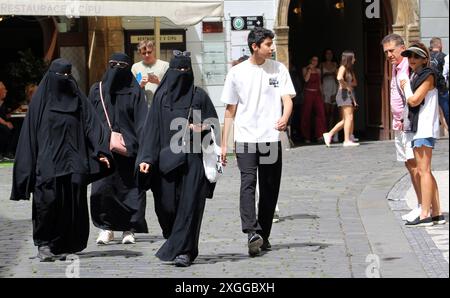 Frauen in Niqab (Touristen) in Prag, Tschechische Republik, 8. Juli 2024. (CTK Foto/Milos Ruml) Stockfoto