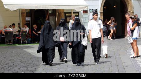 Frauen in Niqab (Touristen) in Prag, Tschechische Republik, 8. Juli 2024. (CTK Foto/Milos Ruml) Stockfoto