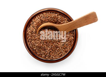 Gemahlenes Leinsamen, Leinsamen. Gemahlene oder zerkleinerte braune Leinsamen oder Leinsamen, isoliert auf weiß. Stockfoto