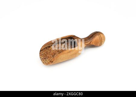 Gemahlenes Leinsamen, Leinsamen. Gemahlene oder zerkleinerte braune Leinsamen oder Leinsamen, isoliert auf weiß. Stockfoto