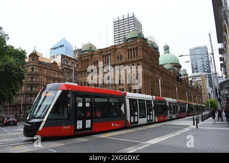 Sydney Light Rail, ein beliebter und bekannter öffentlicher Nahverkehr, fährt während der COVID-19-Beschränkung vor dem Queen Victoria Building, Sydney CBD, NSW, vorbei. Stockfoto