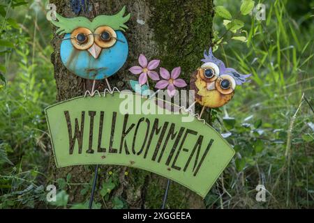 Kirchheim, Deutschland 26. Juni 2024: Im Bild: Blechschild mit der Aufschrift - Willkommen - auf der Landesgartenschau in Kirchheim. Landesgartenschau Bayern *** Kirchheim, Deutschland 26. Juni 2024 im Bild Blechschild mit der Inschrift Willkommen auf der Bayerischen Landesgartenschau in Kirchheim Bayerische Landesgartenschau Copyright: XFotostandx/xFritschx Stockfoto