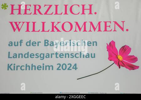 Kirchheim, Deutschland 26. Juni 2024: Im Bild: Herzlich-Willkommen-Schriftzug für die Bayrische Landesgartenschau in Kirchheim bei München Landesgartenschau Bayern *** Kirchheim, Deutschland 26. Juni 2024 im Bild Willkommensschrift für die Bayerische Landesgartenschau in Kirchheim bei München Bayerische Landesgartenschau Copyright: XFotostandx/xFritschx Stockfoto