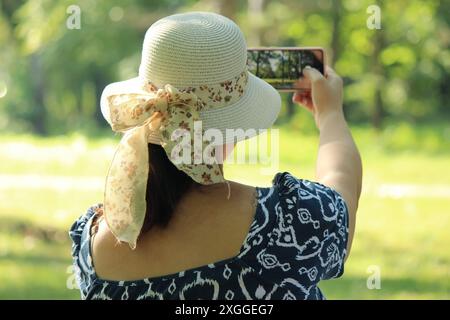 Frau nehmen Foto mit Kamera Stockfoto