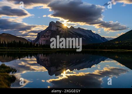 Mondaufgang an den Vermilion Lakes in der Sommernacht. Banff National Park, Kanadische Rockies, Alberta, Kanada. Heller Vollmond über dem Rundle. Stockfoto