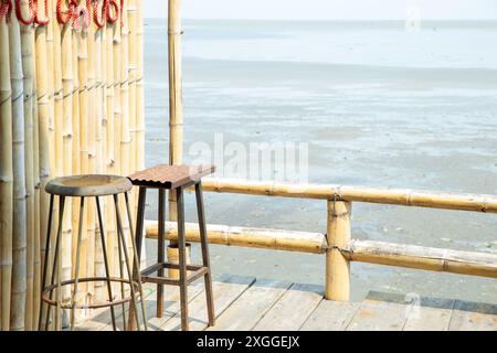 Bambusgeschäft mit Sitzplatz und Meerblick in thailand. Stockfoto