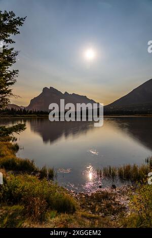 Mondaufgang an den Vermilion Lakes in der Sommernacht. Banff National Park, Kanadische Rockies, Alberta, Kanada. Heller Vollmond über dem Rundle. Stockfoto