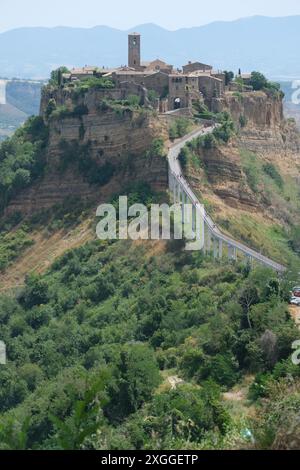 Blick auf das alte Dorf Civita di Bagnoregio, Provinz Viterbo, Region Latium, Italien. Civita di Bagnoregio wurde von den Etruskern gegründet Stockfoto