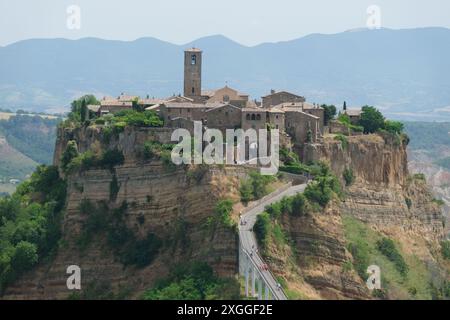 Blick auf das alte Dorf Civita di Bagnoregio, Provinz Viterbo, Region Latium, Italien. Civita di Bagnoregio wurde von den Etruskern gegründet Stockfoto