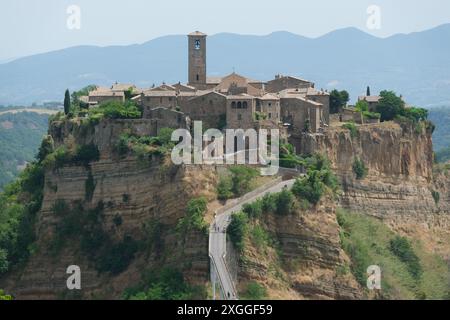 Blick auf das alte Dorf Civita di Bagnoregio, Provinz Viterbo, Region Latium, Italien. Civita di Bagnoregio wurde von den Etruskern gegründet Stockfoto