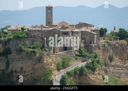 Blick auf das alte Dorf Civita di Bagnoregio, Provinz Viterbo, Region Latium, Italien. Civita di Bagnoregio wurde von den Etruskern gegründet Stockfoto