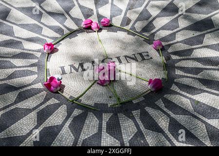 Stellen Sie sich das Memorial im Strawberry Fields Central Park New York vor Stockfoto