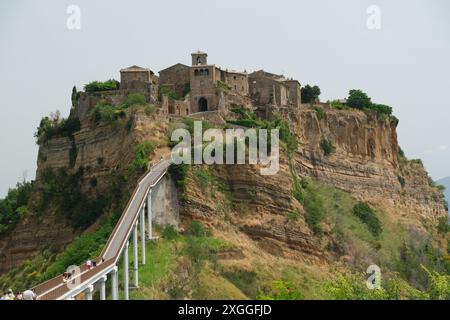 Blick auf das alte Dorf Civita di Bagnoregio, Provinz Viterbo, Region Latium, Italien. Civita di Bagnoregio wurde von den Etruskern gegründet Stockfoto