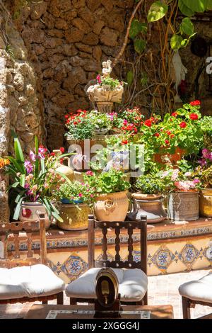 TORREMOLINOS, SPANIEN, Andalusien 21. Mai 2019. Wunderschöne andalusische Terrasse mit Wasserbrunnen Blumentöpfe und Pflanzen. Die meisten Terrassen sind auch religiöse Bilder Stockfoto