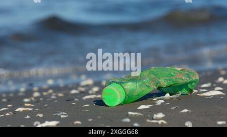 Nahaufnahme von Kunststoffabfällen an Land Stockfoto