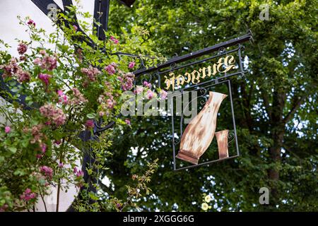 08072024 - das Burgcafe im ehemaligen Gasthaus Gadem gehoerte zum Hotel auf der Wartburg. Die Wartburg bei Eisenach ist ein geschichtstraechtiger Ort, hier waren unter anderem Martin Luther und die Heilige Elisabeth von Thüringen. Heute ist sie UNESCO Welterbe. *** 08072024 das Burgcafé im ehemaligen Gasthaus Gadem war Teil des Hotels auf Schloss Wartburg, die heute insolvente Wartburg bei Eisenach ist ein geschichtsträchtiger Ort, an dem unter anderem Martin Luther und St. Elisabeth von Thüringen übernachteten, heute gehört sie zum UNESCO-Weltkulturerbe 080724 ppb-98 Stockfoto