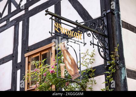 Wartburg Eisenach 08072024 - das Burgcafe im ehemaligen Gasthaus Gadem gehoerte zum Hotel auf der Wartburg. Die Wartburg bei Eisenach ist ein geschichtstraechtiger Ort, hier waren unter anderem Martin Luther und die Heilige Elisabeth von Thüringen. Heute ist sie UNESCO Welterbe. Eisenach Wartburg Thüringen Deutschland *** Wartburg Eisenach 08072024 das Schlosskaffee im ehemaligen Gadem-Inn war Teil des Hotels Wartburg, das heute insolvent ist Wartburg bei Eisenach ist ein geschichtsträchtiger Ort, an dem unter anderem Martin Luther und St. Elisabeth von Thüringen zu finden sind Stockfoto