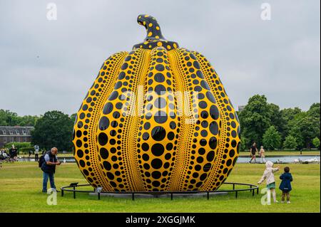 London, Großbritannien. Juli 2024. Kürbis, 2024, von Yayoi Kusama, Courtesy Ota Fine Arts, Victoria Miro und David Zwirner, organisiert von der Serpentine Gallery und den Royal Parks. Gelegen am Round Pond in Kensington Gardens vom 9. Juli bis 3. November 2024. Es ist Kusamas höchste Bronze-Kürbisskulptur, mit einer Höhe von 6 Metern und einem Durchmesser von 5,5 Metern. Guy Bell/Alamy Live News Stockfoto