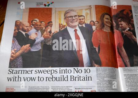 Premierminister Keir 'Starmer fliegt in Nr. 10 (Downing Street) mit dem Gelübde, die britische Zeitung Guardian wiederaufzubauen artikel 6 Juli 2024 London UK Stockfoto