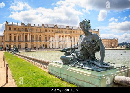 VERSAILLES, FRANKREICH - 12. MAI 2013: Dies ist der Blick auf das Schloss Versailles von einem der Springbrunnen „Wasserparterres“. Stockfoto