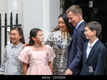 Jeremy Hunt Abgeordneter (Con: South West Surry) Chancellor of the Exchequer verließ 11 Downing Street mit seiner Familie einen Tag nach dem Sieg von Labour im General Stockfoto