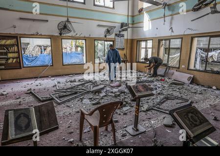 Deir Al Balah, Palästinensische Gebiete. Juli 2024. Palästinenser inspizieren eine beschädigte Moschee nach einem israelischen Angriff. Abed Rahim Khatib/dpa/Alamy Live News Stockfoto