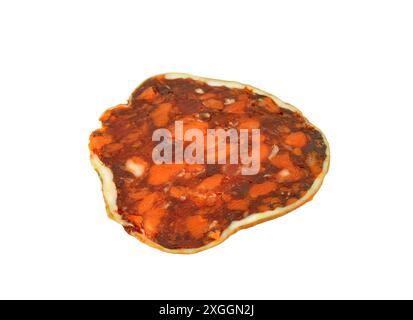 Getrocknete und geräucherte Würste isoliert auf weißem Hintergrund. Stockfoto
