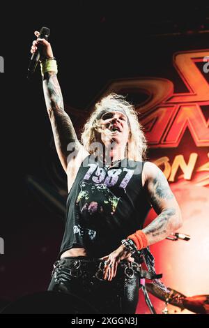 DÄNEMARK COPENAGHEN, COPENHELL FESTIVAL 19. JUNI: Michael Starr (richtiger Name Ralph Saenz), Sänger der amerikanischen Hair/Heavy-Metal-Band Steel Panther, trat live auf der Bühne beim Copenhell Festival 2024 auf Stockfoto