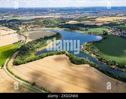 09. Juli 2024, Sachsen, Dresden: Sonniger Blick auf den Oberwartha-Stausee am Stadtrand Dresdens. Der See ist Teil des Pumpspeichers Niederwartha und Schwimmen und alle anderen Wassersportarten sind verboten. (Luftaufnahme mit Drohne) Foto: Robert Michael/dpa/ZB Stockfoto