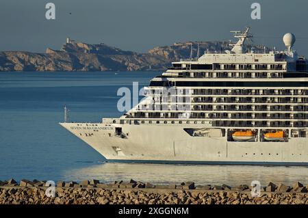 Marseille, Frankreich. Juli 2024. Das Passagierkreuzschiff Seven Seas Grandeur erreicht den französischen Mittelmeerhafen Marseille. Quelle: SOPA Images Limited/Alamy Live News Stockfoto