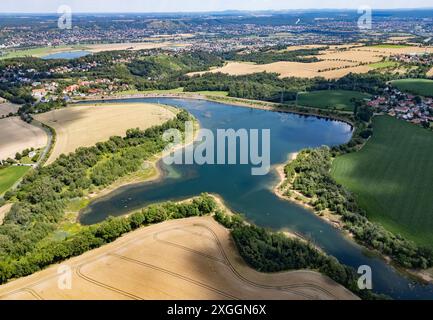 09. Juli 2024, Sachsen, Dresden: Sonniger Blick auf den Oberwartha-Stausee am Stadtrand Dresdens. Der See ist Teil des Pumpspeichers Niederwartha und Schwimmen und alle anderen Wassersportarten sind verboten. (Luftaufnahme mit Drohne) Foto: Robert Michael/dpa/ZB Stockfoto