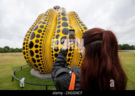 London, Großbritannien. 9. Juli 2024. „Kürbis“, 2024, eine neue großformatige Skulptur des japanischen Künstlers Yayoi Kusama, wird in der Serpentine Gallery in der Nähe des Round Pond in den Kensington Gardens enthüllt. Das Kunstwerk ist Kusamas größte Bronze-Kürbisskulptur mit einer Höhe von 6 Metern und einem Durchmesser von 5,5 Metern. Quelle: Stephen Chung / Alamy Live News Stockfoto