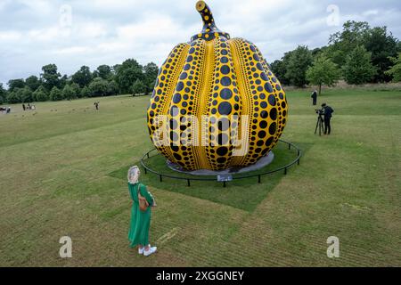 London, Großbritannien. 9. Juli 2024. „Kürbis“, 2024, eine neue großformatige Skulptur des japanischen Künstlers Yayoi Kusama, wird in der Serpentine Gallery in der Nähe des Round Pond in den Kensington Gardens enthüllt. Das Kunstwerk ist Kusamas größte Bronze-Kürbisskulptur mit einer Höhe von 6 Metern und einem Durchmesser von 5,5 Metern. Quelle: Stephen Chung / Alamy Live News Stockfoto