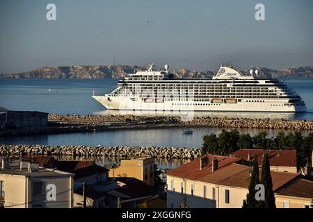 Marseille, Frankreich. Juli 2024. Das Passagierkreuzschiff Seven Seas Grandeur erreicht den französischen Mittelmeerhafen Marseille. (Foto: Gerard Bottino/SOPA Images/SIPA USA) Credit: SIPA USA/Alamy Live News Stockfoto