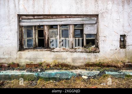 Schmutzig zerstörtes Fenster im alten Gebäude. Zerstörung. Erzberg, Hügel Klinovec, Tschechische republik. Stockfoto